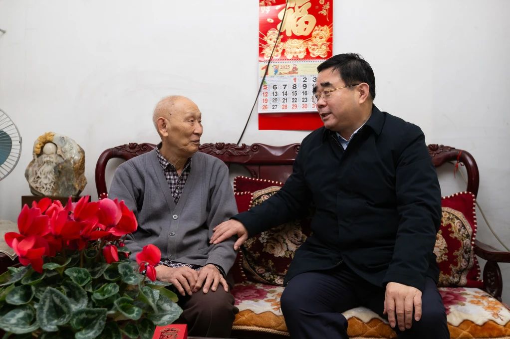 满慎刚看望慰问山东重工老干部、困难职工
